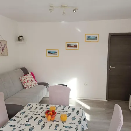 Apartment Apartman Mala Cici *